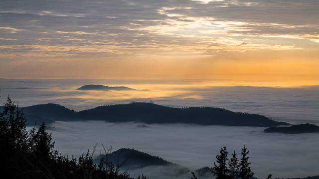Tal im Nebel bei Sonnenuntergang