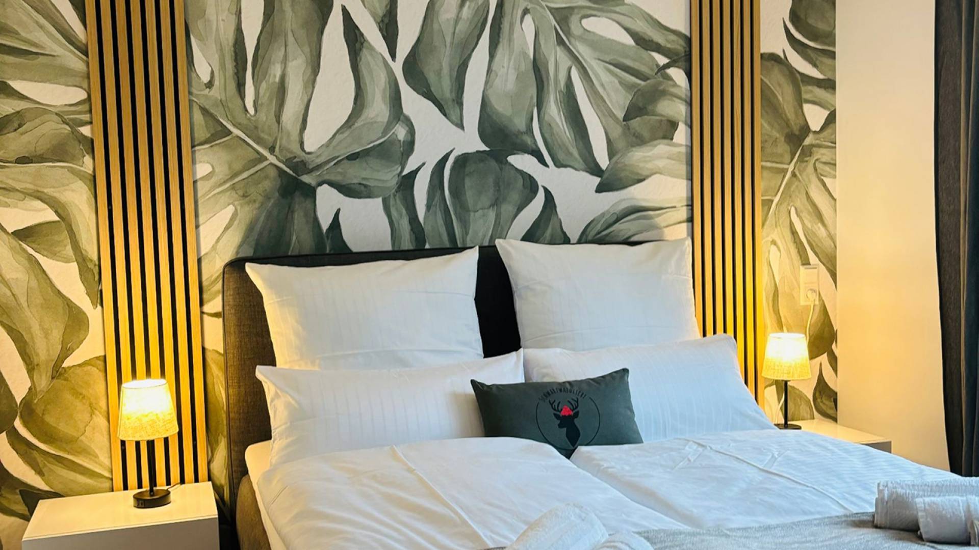 Doppelbett im Apartment vor Fototapete