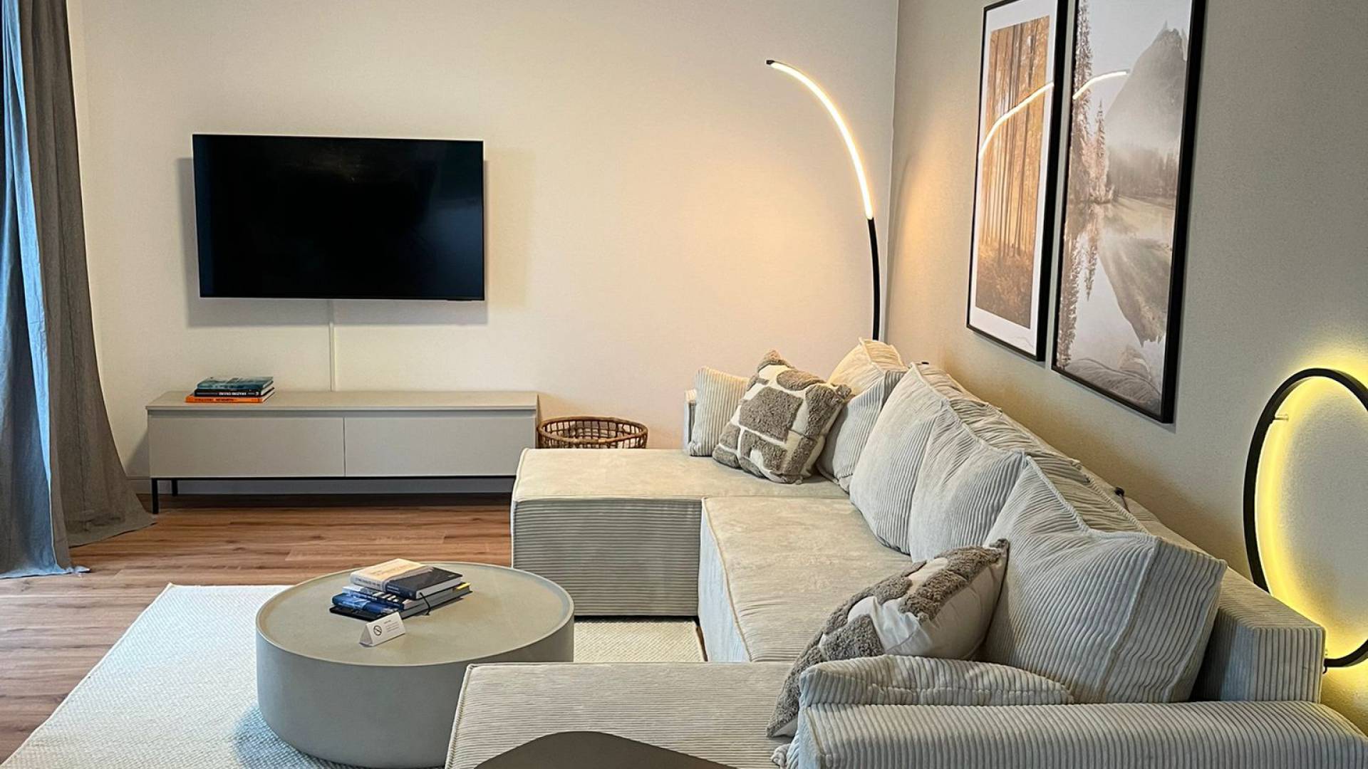 Graues Sofa, Beistelltisch im möblierten Apartment Rema Homes
