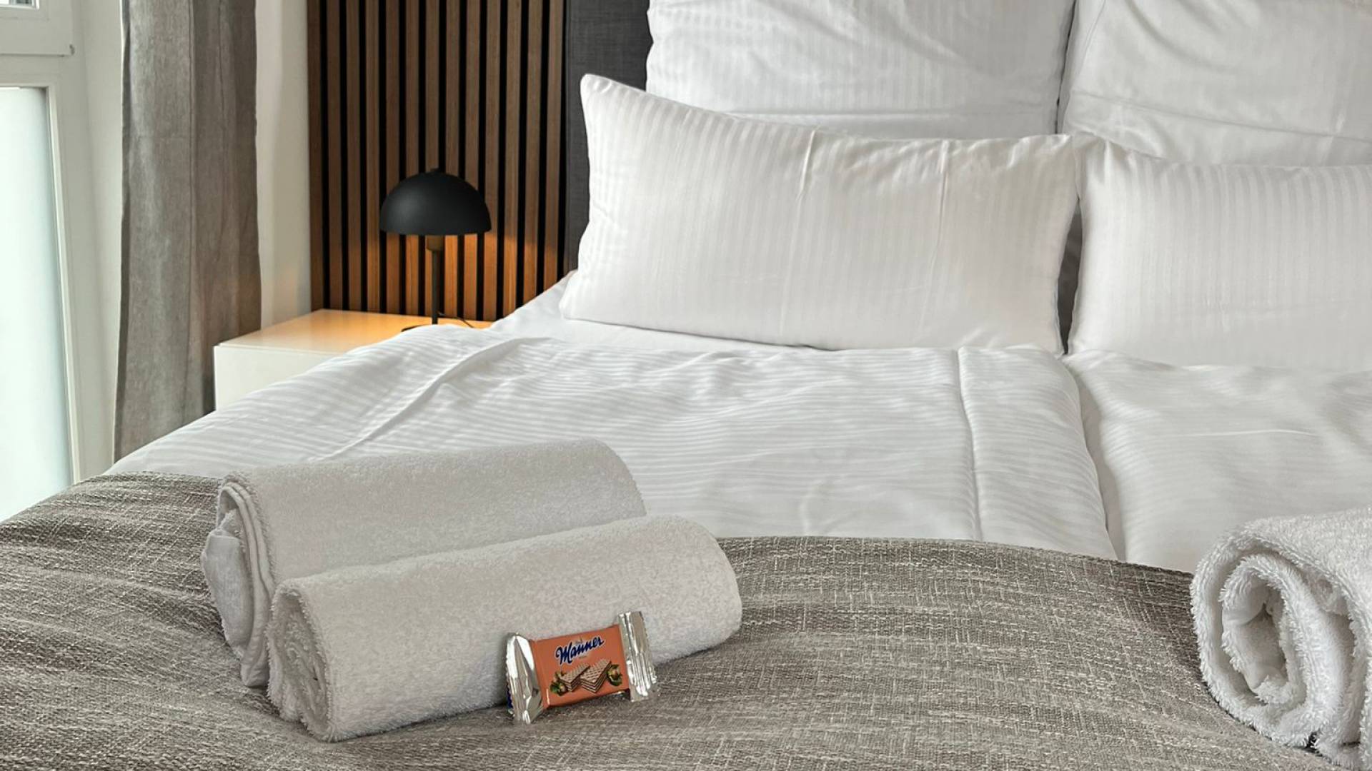 Kissen, Decken und Handtücher auf Doppelbett